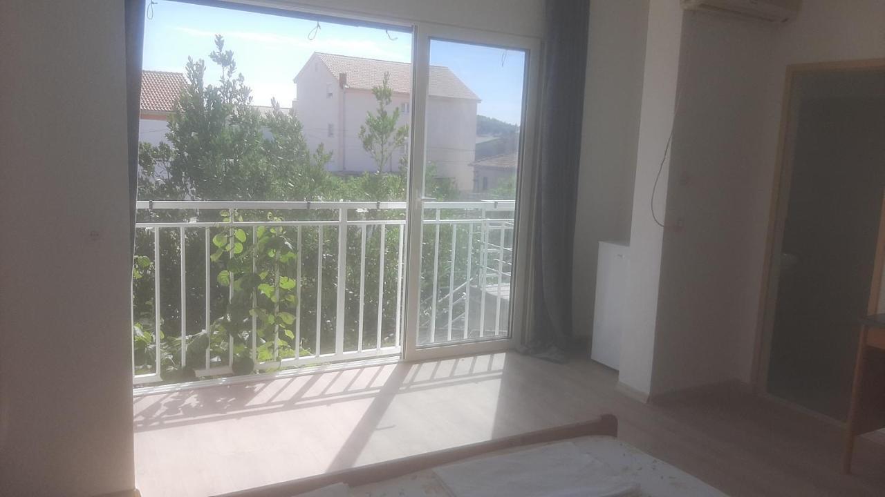 Basil Apartments And Rooms Betina  Bagian luar foto