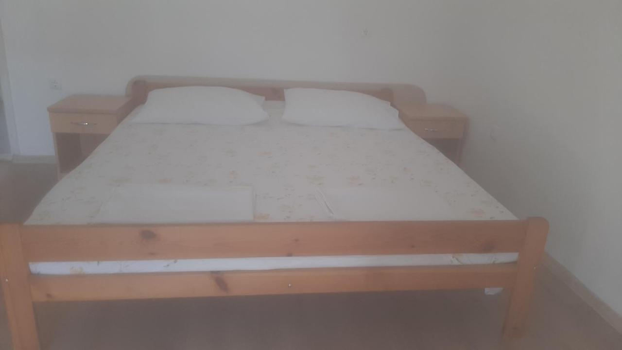 Basil Apartments And Rooms Betina  Bagian luar foto