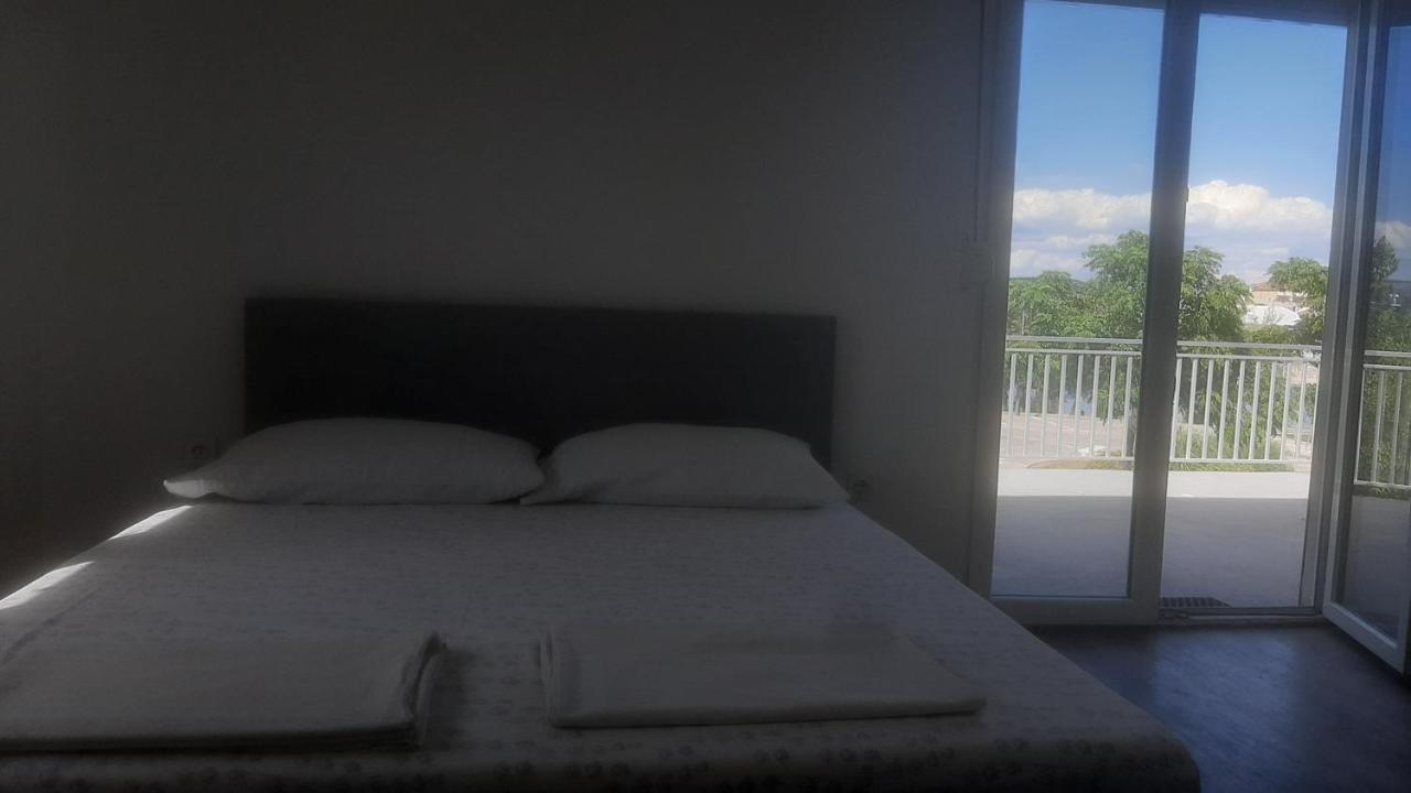 Basil Apartments And Rooms Betina  Bagian luar foto