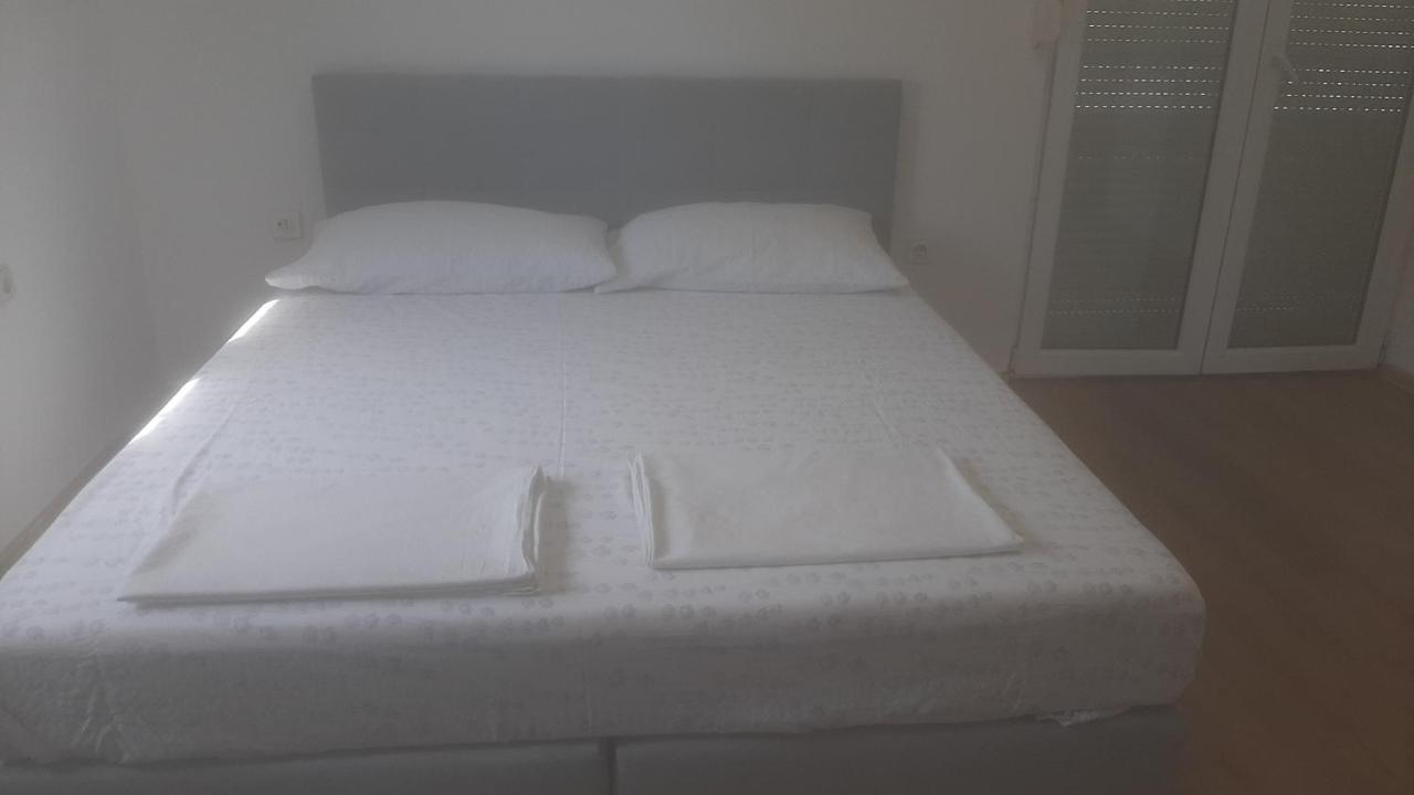 Basil Apartments And Rooms Betina  Bagian luar foto