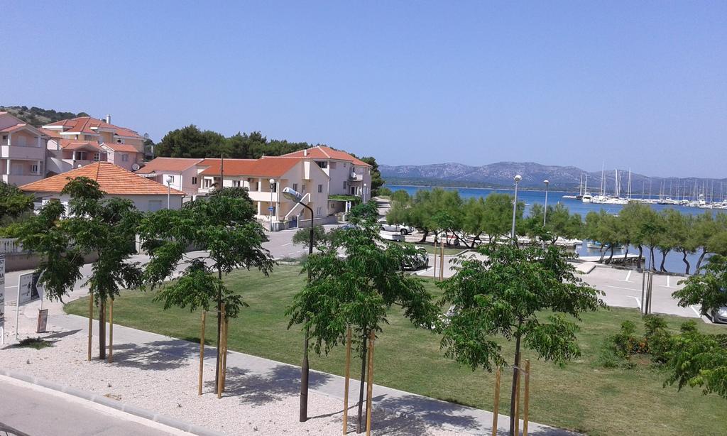 Basil Apartments And Rooms Betina  Bagian luar foto