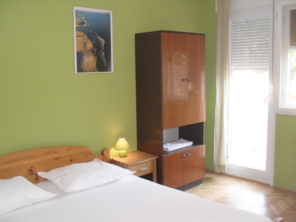 Basil Apartments And Rooms Betina  Bagian luar foto