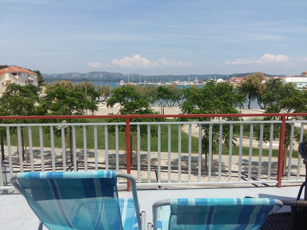 Basil Apartments And Rooms Betina  Bagian luar foto