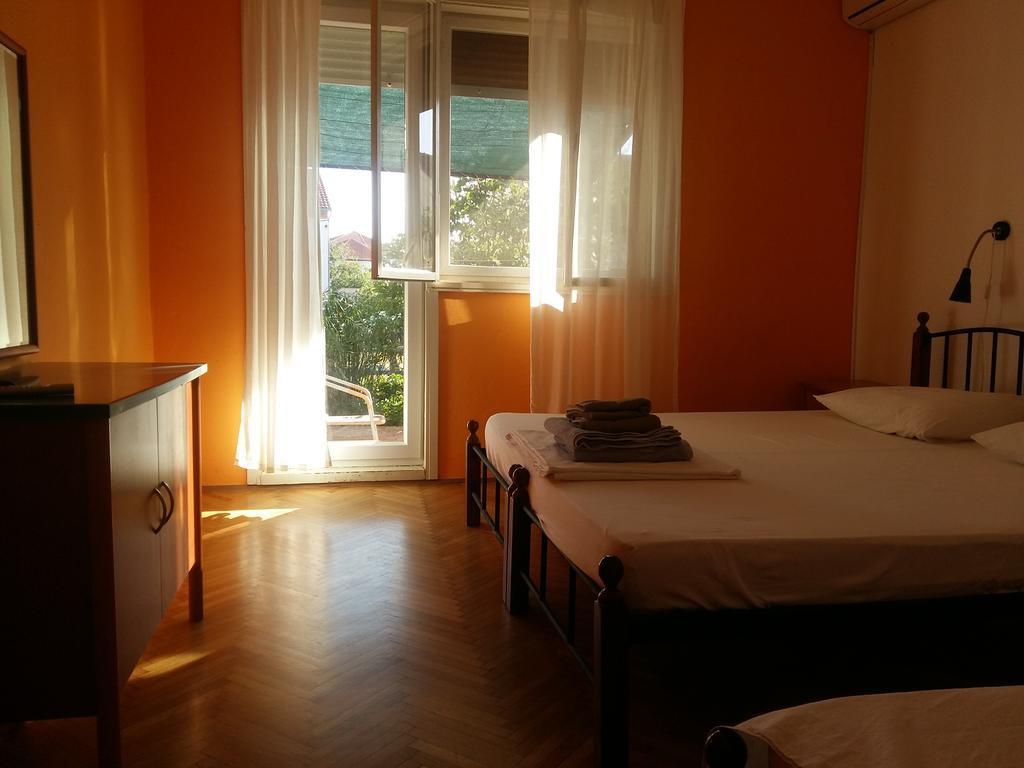 Basil Apartments And Rooms Betina  Bagian luar foto