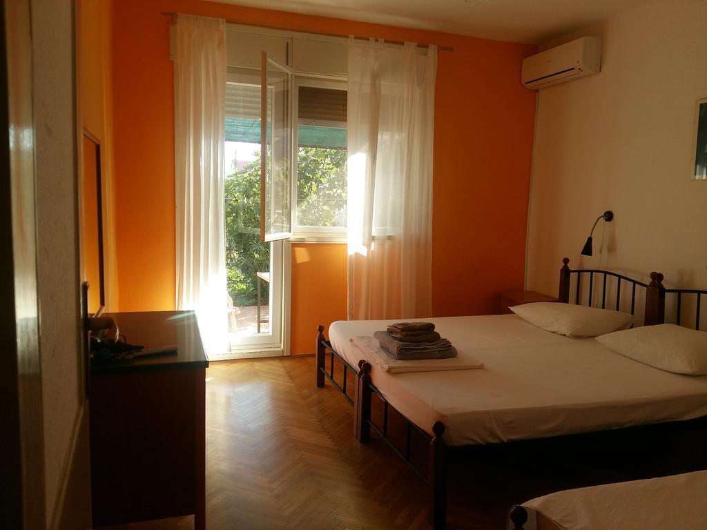 Basil Apartments And Rooms Betina  Bagian luar foto