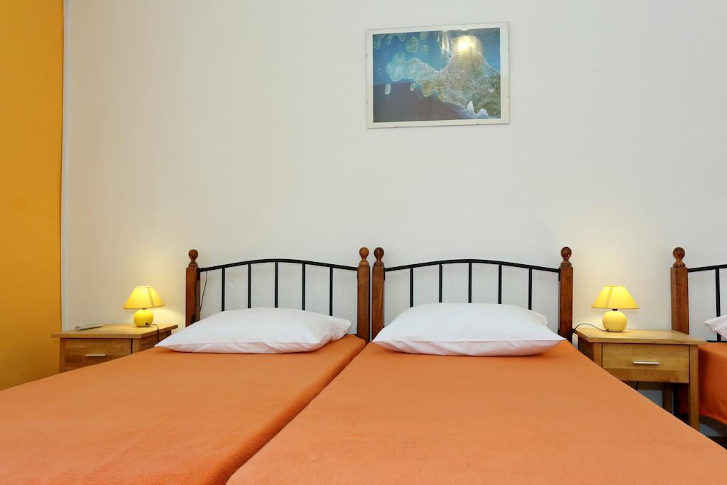 Basil Apartments And Rooms Betina  Ruang foto